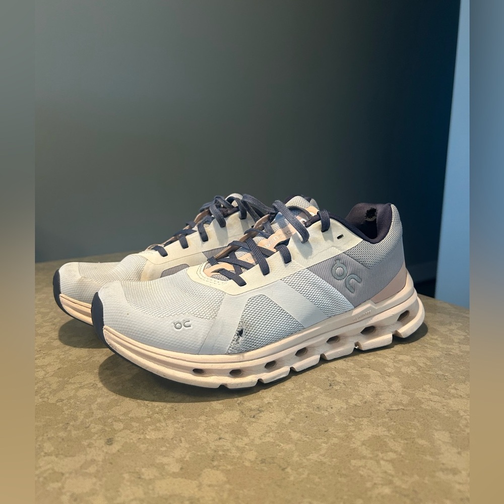 On Running Oncloud Running women’s shoe, frost/aloe, 7.5